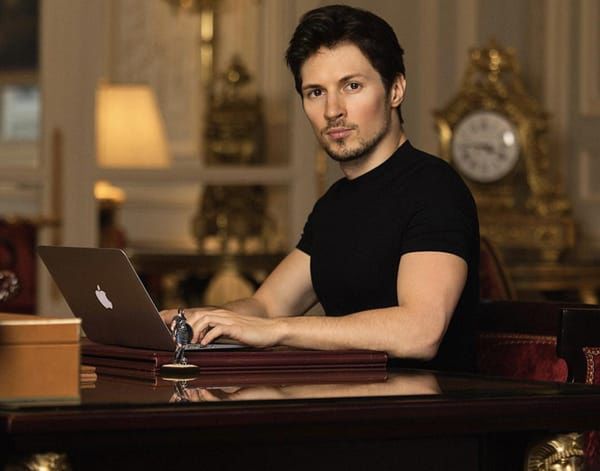 Durov w pałacowej scenerii.