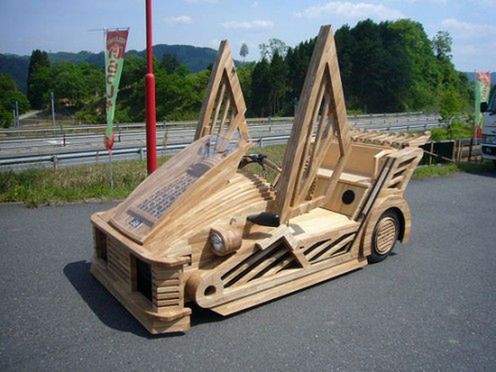 Sportowe auto z drewna (video)
