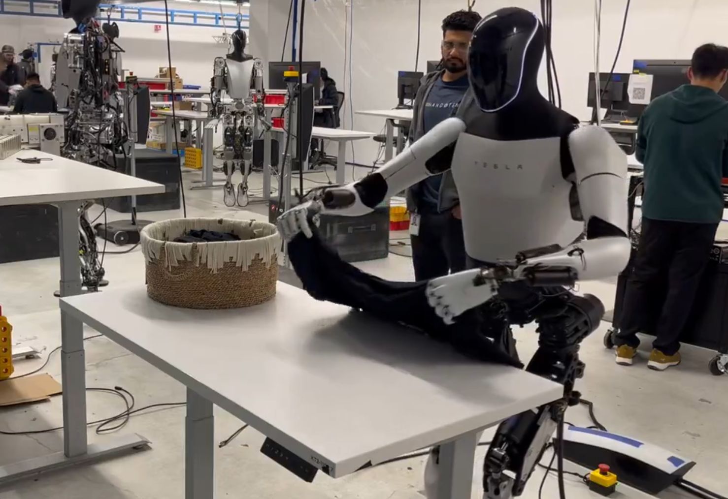 Elon Musk prezentuje robota. Optimus składa już ubrania
