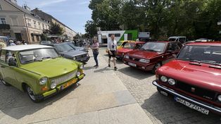 Radom: Klasyczne auta wróciły na plac Corazziego. Miłośnicy motoryzacji spotkali się w centrum miasta