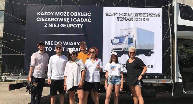 Krzysztof Gonciarz chce przepędzić homofobiczne ciężarówki z ulic Warszawy, wyśmiewa je w akcji "Stop ciężarówkom"