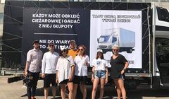 Krzysztof Gonciarz chce przepędzić homofobiczne ciężarówki z ulic Warszawy, wyśmiewa je w akcji "Stop ciężarówkom"