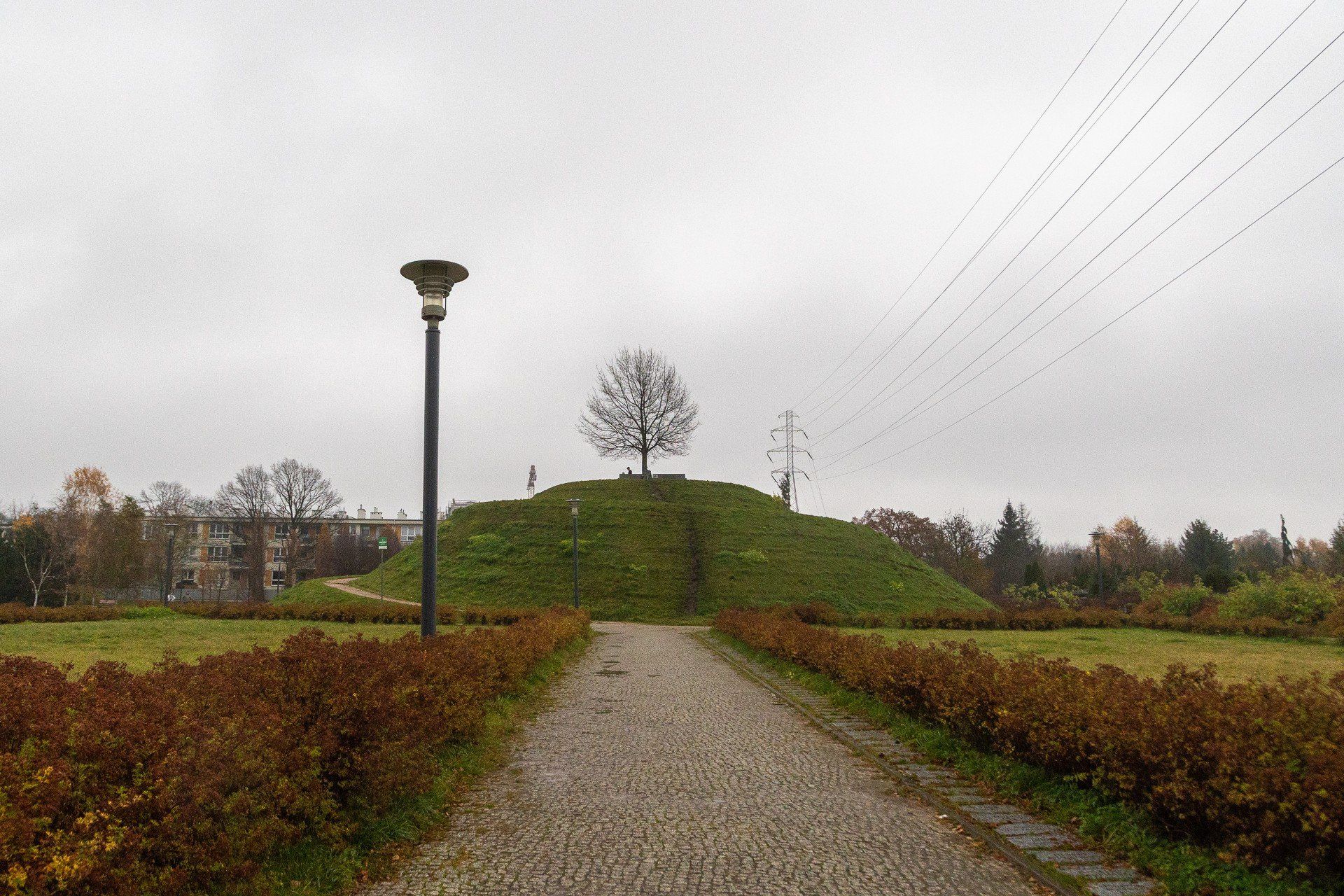 Kopiec Pamięci na drugim końcu alei.