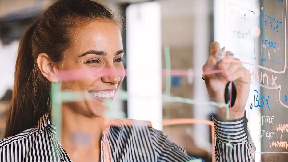 kobieta naukowiec kobieta w biurze biuro pracownica pracownik 