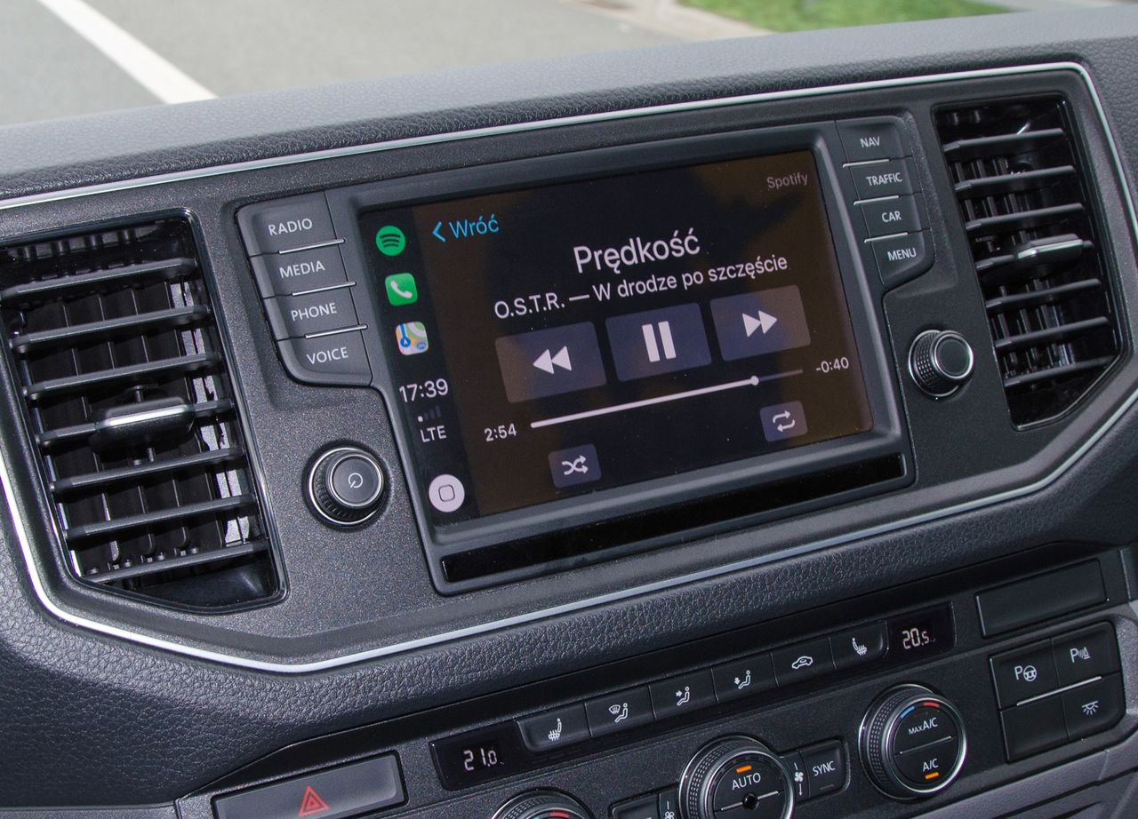 Dotykowy CarPlay to najwygodniejsza z opcji.