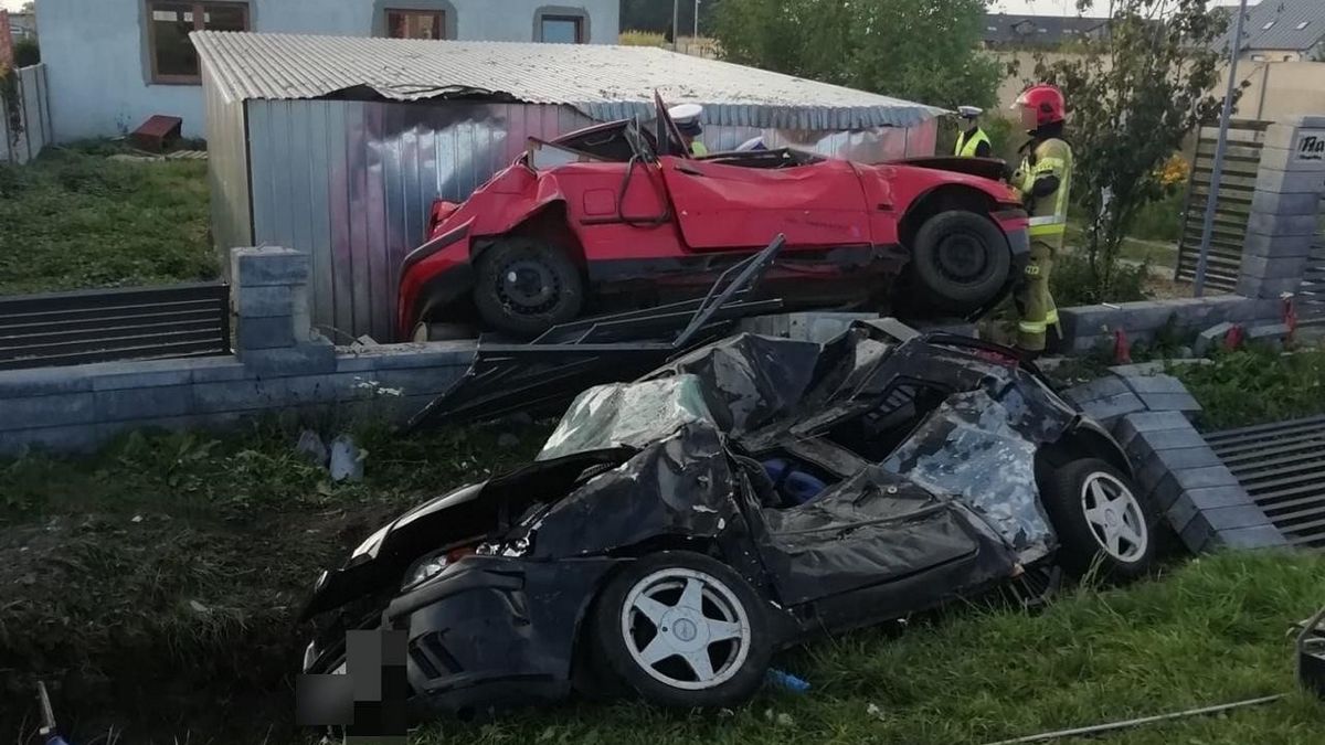 BMW uderzyło w zaparkowany samochód