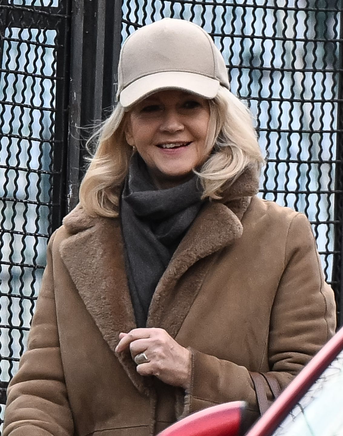 Naturalna Grażyna Torbicka załatwia sprawunki na mieście