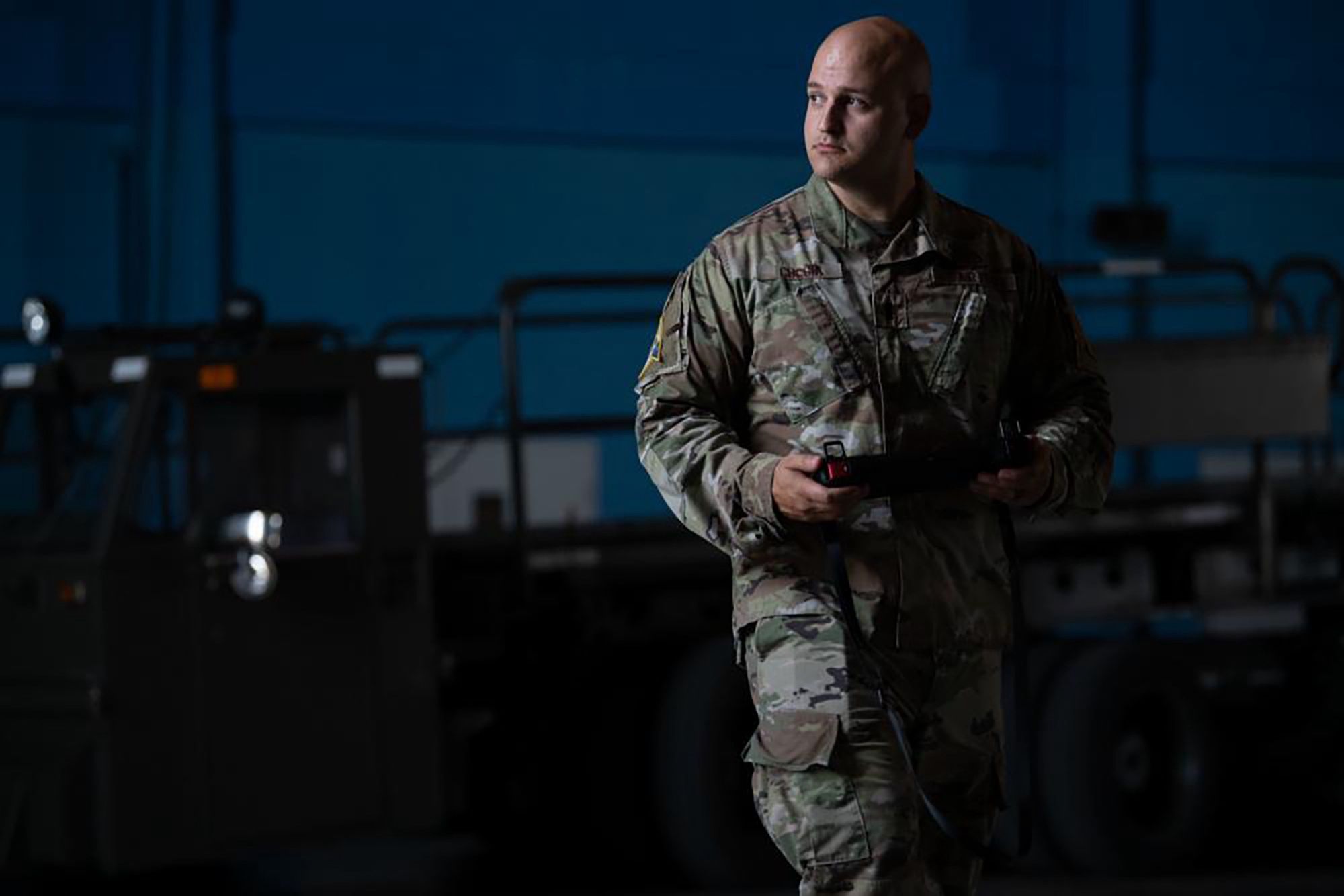Żołnierz z pilotem do kontrolowania Q-UGV.