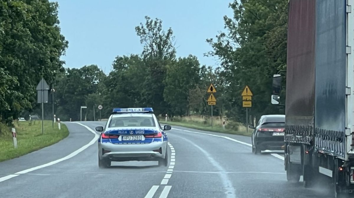 Pijany kierowca jechał pod prąd i dymił z auta. 