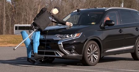 SUV-y są groźne dla pieszych. ETCS proponuje zakazać im wjazdu do miast