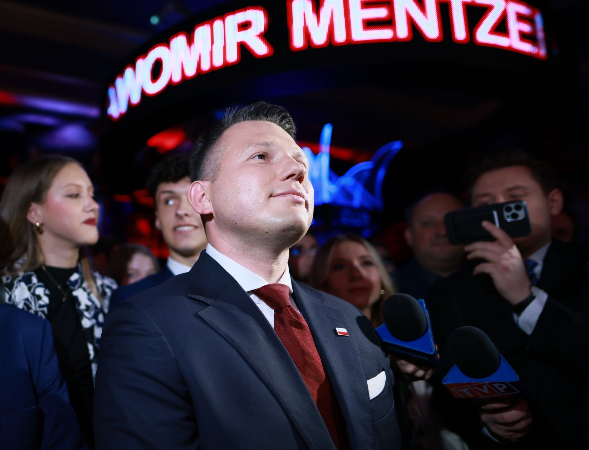 Warszawa, 18.05.2025. Wybory prezydenta RP - I tura. Kandydat Konfederacji Sławomir Mentzen w swoim sztabie wyborczym w Warszawie, 18 bm. Zakończyło się głosowanie w I turze wyborów prezydenta RP. (mr) PAP/Leszek Szymański