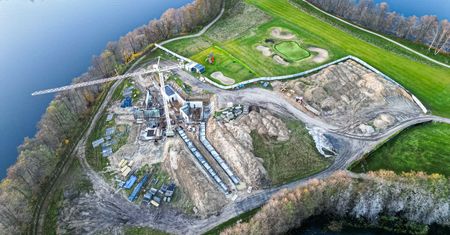 Nad jeziorem stanął żuraw. W mieście boją się wieży milionera