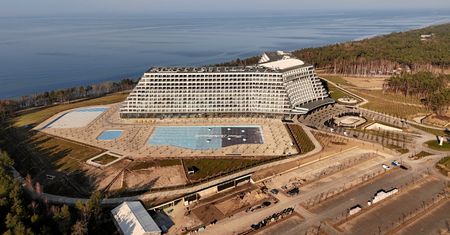 "Absurdalny" i "megalomański". Niemiecka prasa o hotelu Gołębiewski w Pobierowie