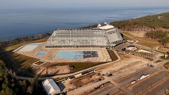 "Absurdalny" i "megalomański". Niemiecka prasa o hotelu Gołębiewski w Pobierowie