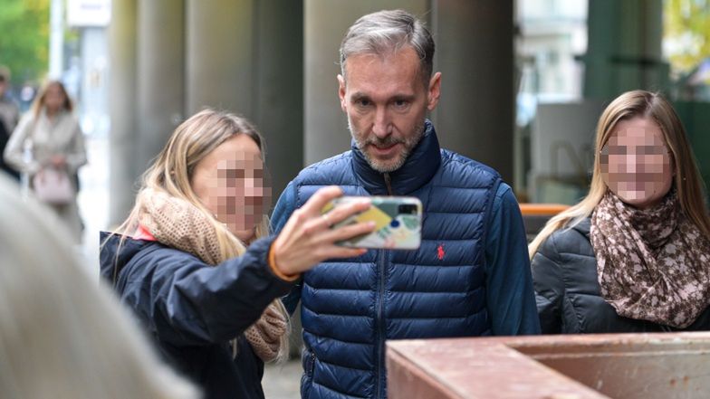 Piotr Kraśko z fanami pod studiem "Dzień Dobry TVN"