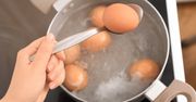 Dodaj odrobinę do wody, w której gotujesz jajka. Nie będą pękać i same wyskoczą ze skorupek