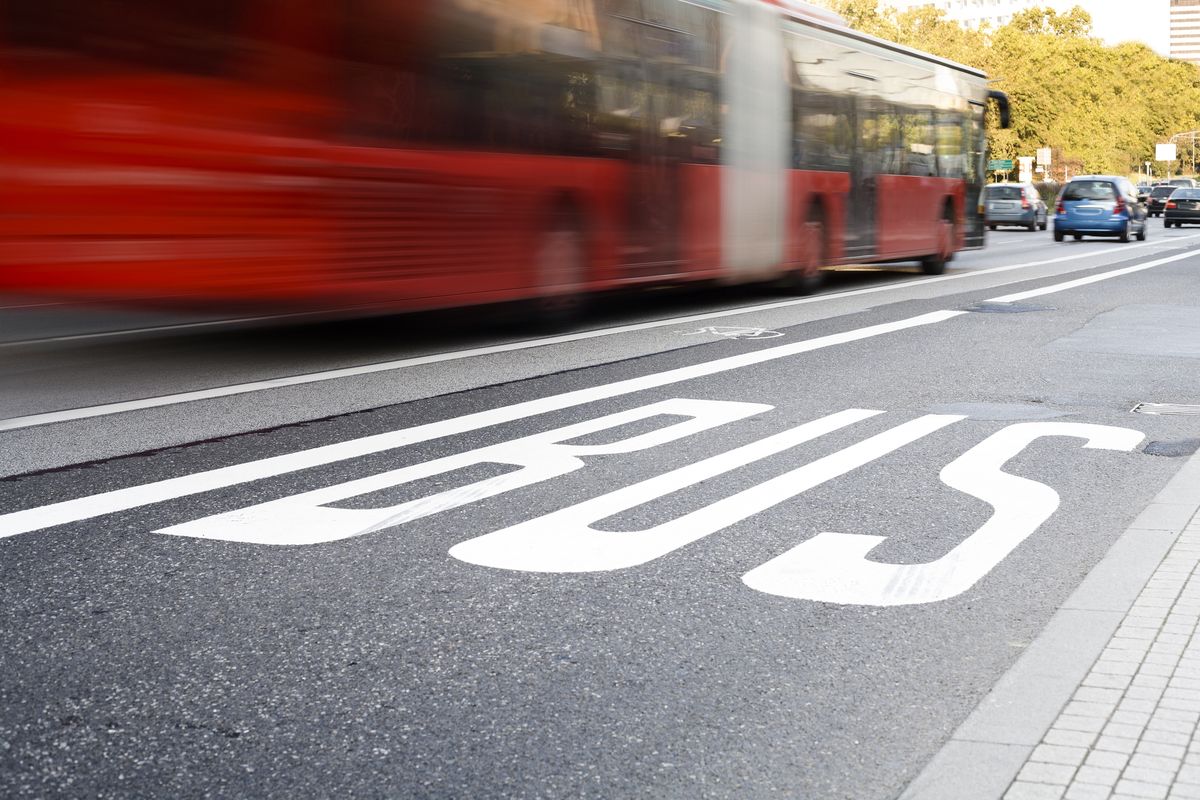 W wielu polskich miastach motocykliści mogą jeździć buspasami.