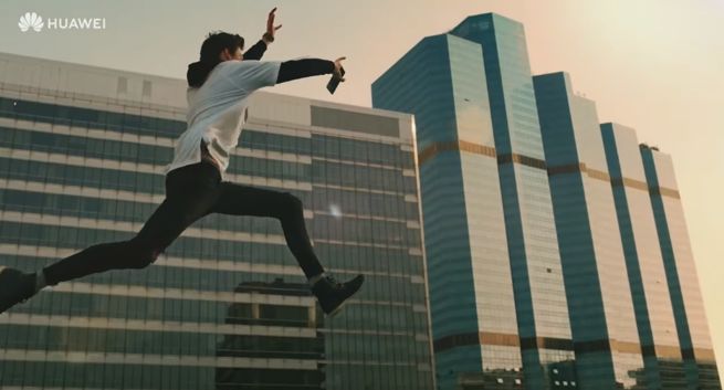 KER: Spot Huawei Y7 ze skaczącym z dachu chłopakiem promuje niebezpieczne zachowania (wideo)