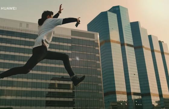 KER: Spot Huawei Y7 ze skaczącym z dachu chłopakiem promuje niebezpieczne zachowania (wideo)