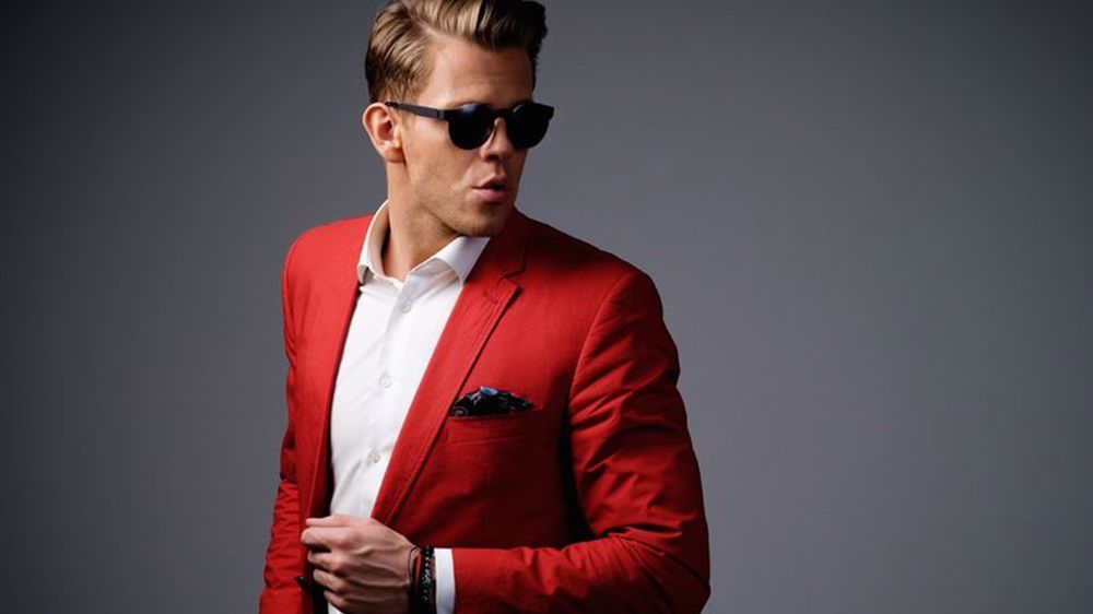 Czerwona męska marynarka to świetna propozycja na karnawałową imprezę