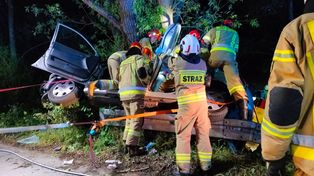 Mysiakowiec: Pięciu nastolatków rannych po wypadku toyoty. 18-letni kierowca wjechał osobówką w drzewo