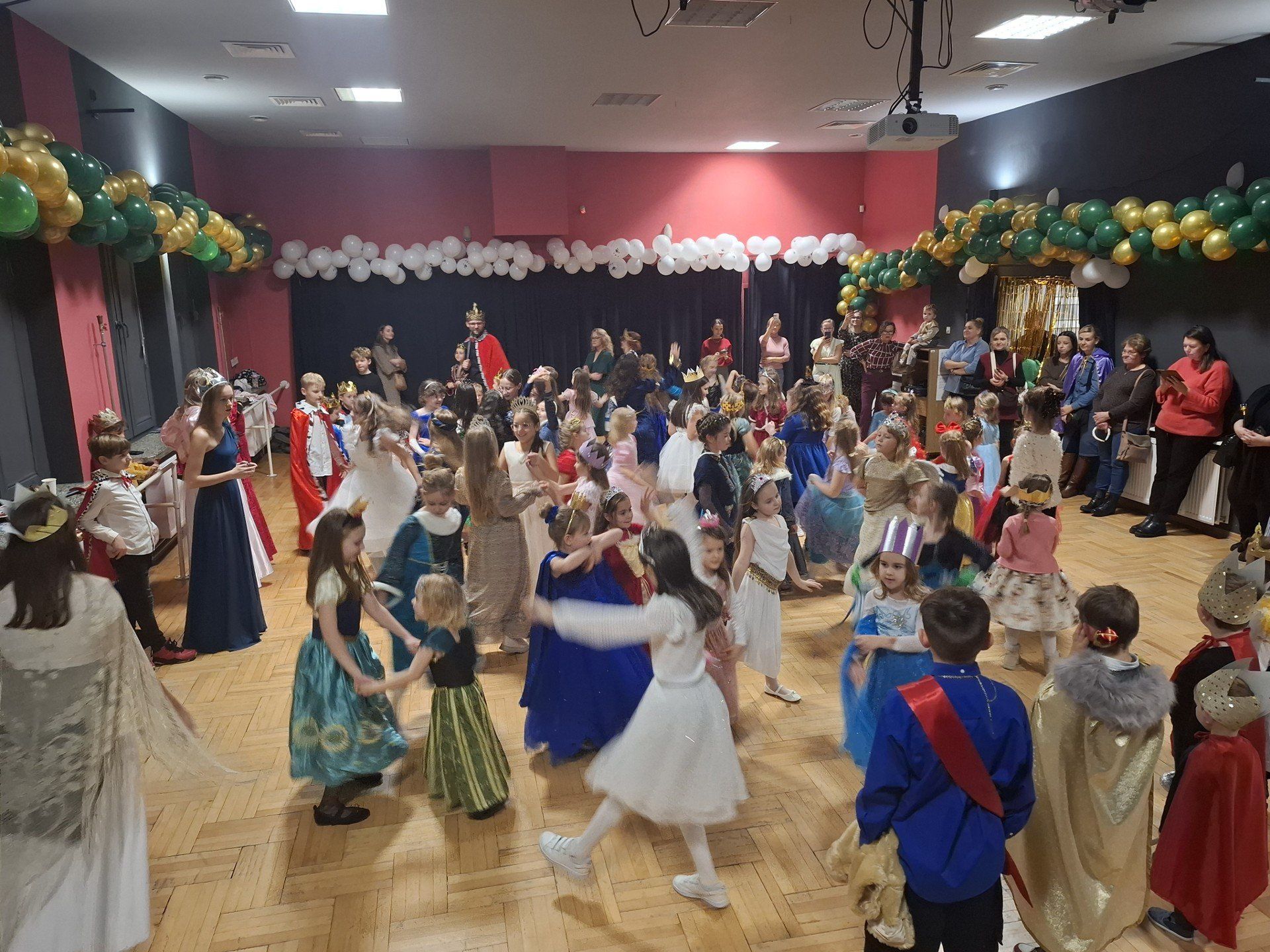 Podczas wydarzenia w Amfiteatrze starsi i młodsi bawili się przebrani w piękne stroje.