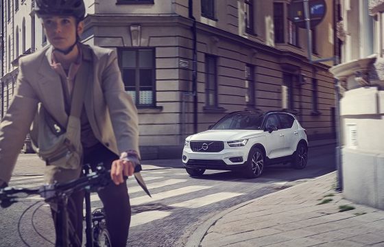 Volvo przekonuje, że "Ulice należą do biegaczy, pieszych i rowerzystów"