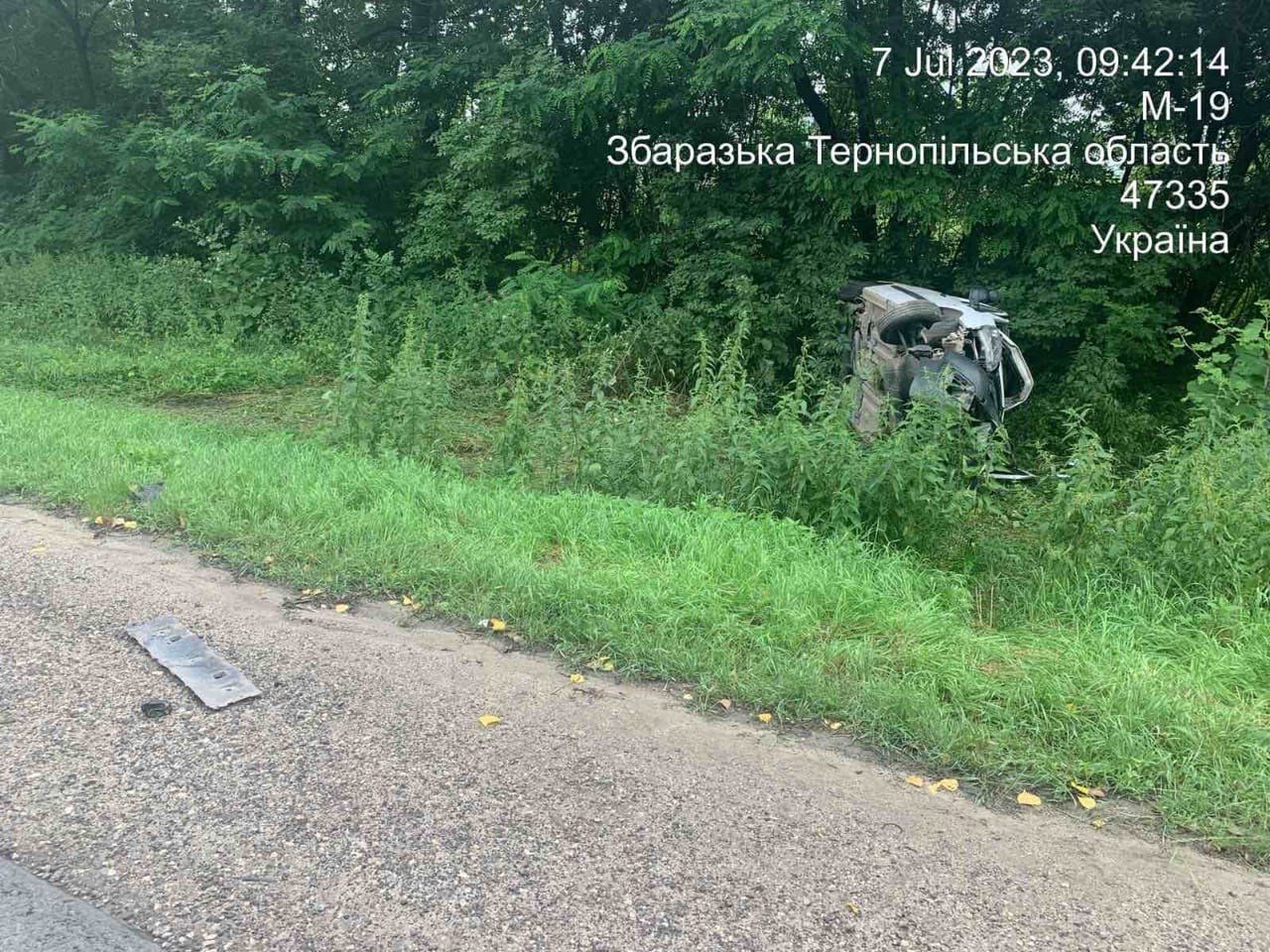 Tak wyglądał pojazd po wypadku - zmiażdżona maska i cały przód