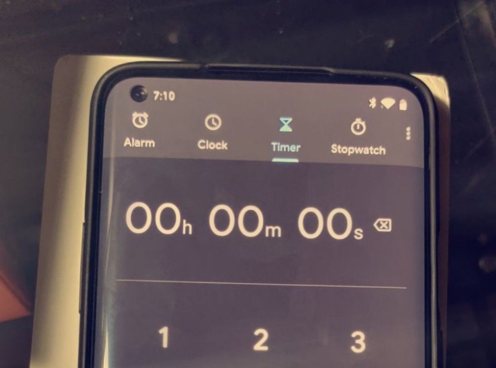 OnePlus 8 Pro ma zostać wyposażony w ekran z kamerką w otworze