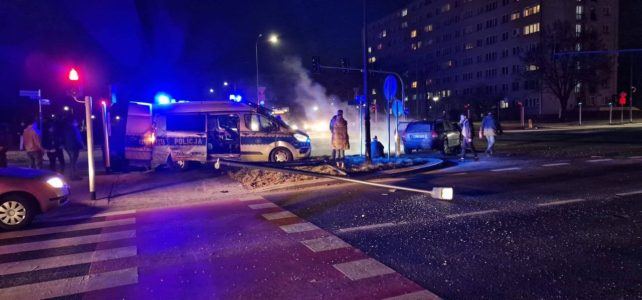 Zderzenie radiowozu z Volvo w Płocku. Kilka osób trafiło do szpitala