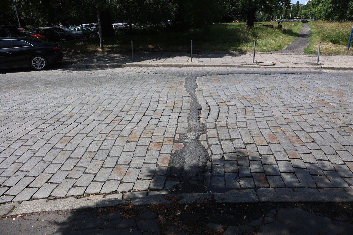Oryginalny próg zwalniający na ul. Rybackiej.