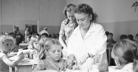 Zupa owocowa, kompot i kiełbasa z patyka. Tak smakowały kolonie w PRL-u