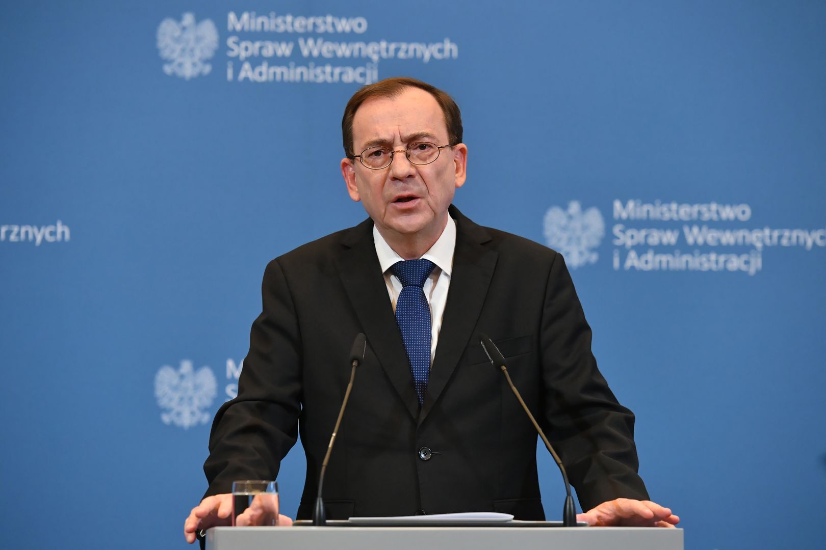 Kryzys na granicy. "Nie musimy prosić o pomoc Frontexu". Na zdjęciu minister spraw wewnętrznych i administracji Mariusz Kamiński 