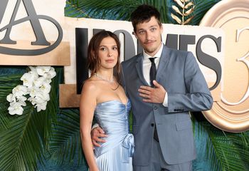 Millie Bobby Brown w kolorze icy blue. To najchłodniejszy hit sezonu