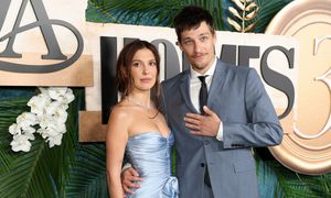 Millie Bobby Brown w kolorze icy blue. To najchłodniejszy hit sezonu