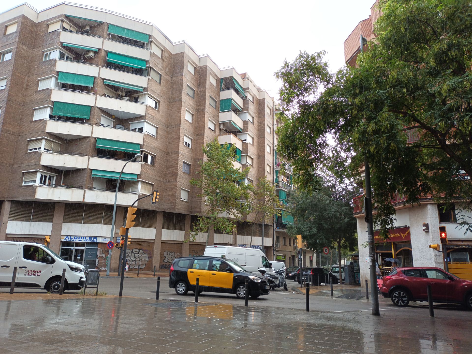 Zielone markizy w Barcelonie naturalny element otoczenia. Są praktycznie wszędzie