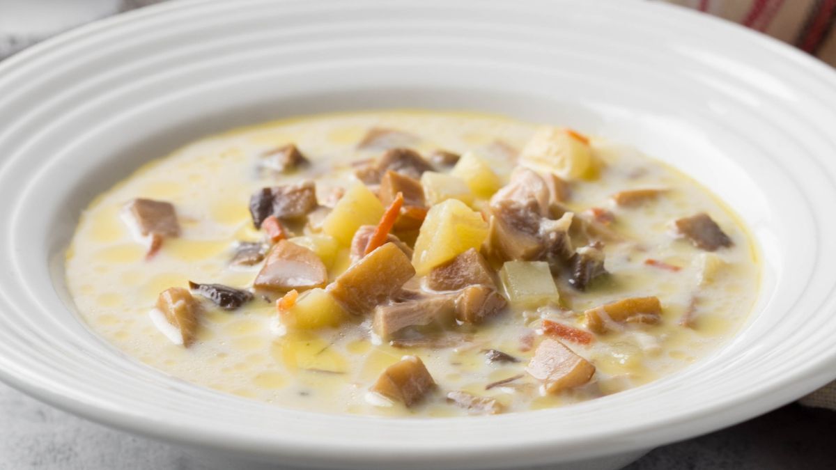 Do zupy pieczarkowej wrzucam kilka suszonych grzybów
