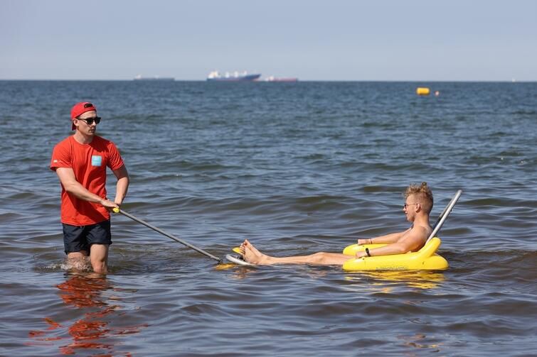 Osoby niepełnosprawne mogą skorzystać z pomocy ratowników, by wykapać się w morzu