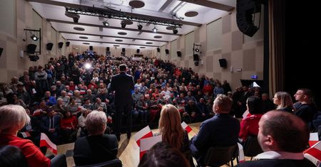 Zaczęli krzyczeć: "hańba". Nawrocki rozjuszył tłum na sali