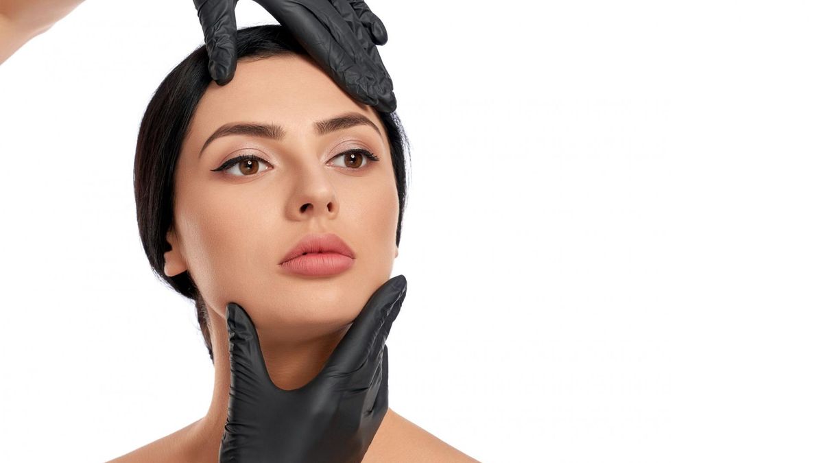 Kwas hialuronowy może brzmieć niepokojąco, jednak to jeden z najlepszych sposobów na przywrócenie prawidłowego poziomu nawilżenia skóry, jej wygładzenie i wyraźne odmłodzenie