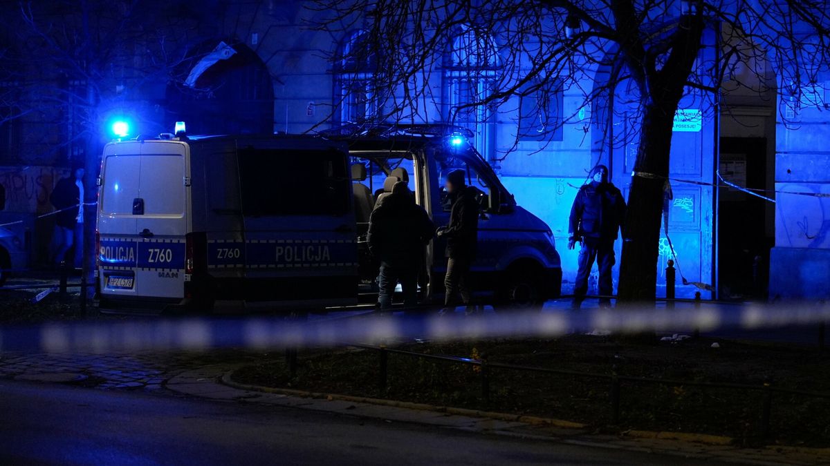 Policjant postrzeli? policjanta na Pradze P�?noc
Fot. Aliaksandr Valodzin/East News, Warszawa, 23.11.2024. Podczas policyjnej interwencji przy ul. Inzynierskiej na Pradze Polnoc doszlo do nieszczesliwego wypadku. Jeden z funcjonariuszy zostal smiertelnie postrzelony przez innego policjanta podczas poscigu za mezczyzna, ktory wczesniej mial wymachiwac maczeta.
Aliaksandr Valodzin