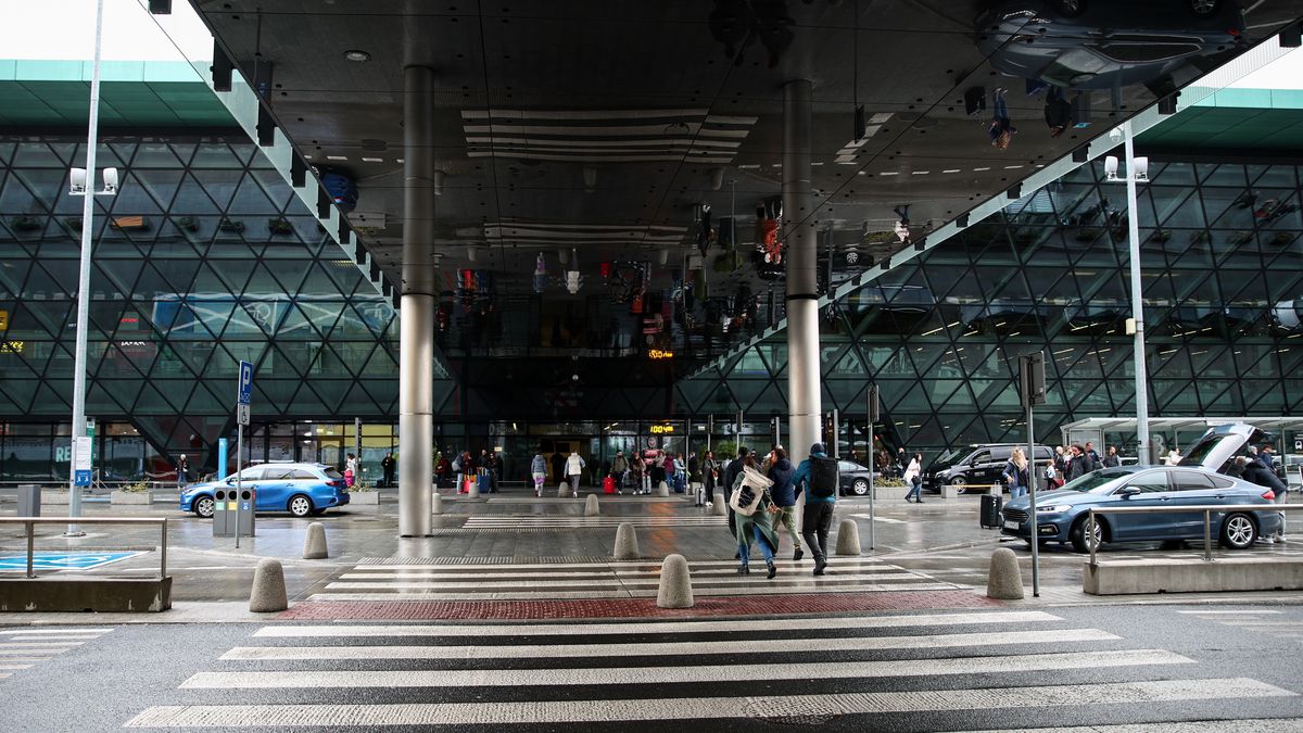 lotnisko
Balice, 23.11.2024. Port lotniczy Krak�w-Balice, 23 bm. Na lotnisku odby�a si� konferencja prasowa w zwi�zku z obs�u�eniem przez krakowskie lotnisko 10-milionowego pasa�era w ci�gu jednego roku. (jm) PAP/�ukasz G�gulski
�ukasz G�gulski
im. Jana Paw�a II, konferencja, Krak�w-Balice, lotnisko, port lotniczy, prasowa