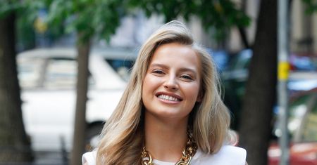 Karolina Pisarek w bikini. Pluska się w błękitnym morzu