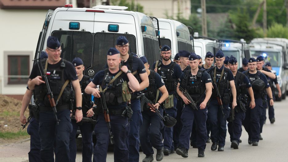 Stara Wieś (pow. limanowski), 29.06.2025. Służby prowadzą poszukiwania sprawcy strzelaniny w domu jednorodzinnym w Starej Wsi, 29 bm. 57-latek postrzelił śmiertelnie swoją córkę i zięcia. Trzecia osoba, 73-letnia teściowa sprawcy, trafiła do szpitala. Policja opublikowała wizerunek ściganego. (jm) PAP/Grzegorz Momot
