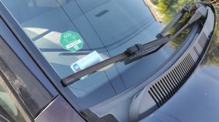 Mandat za naklejkę na szybie lub jej brak. Wyjaśniamy, co mówią przepisy