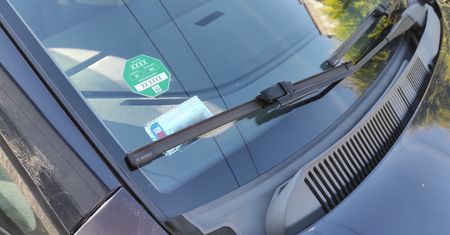 Mandat za naklejkę na szybie lub jej brak. Wyjaśniamy, co mówią przepisy