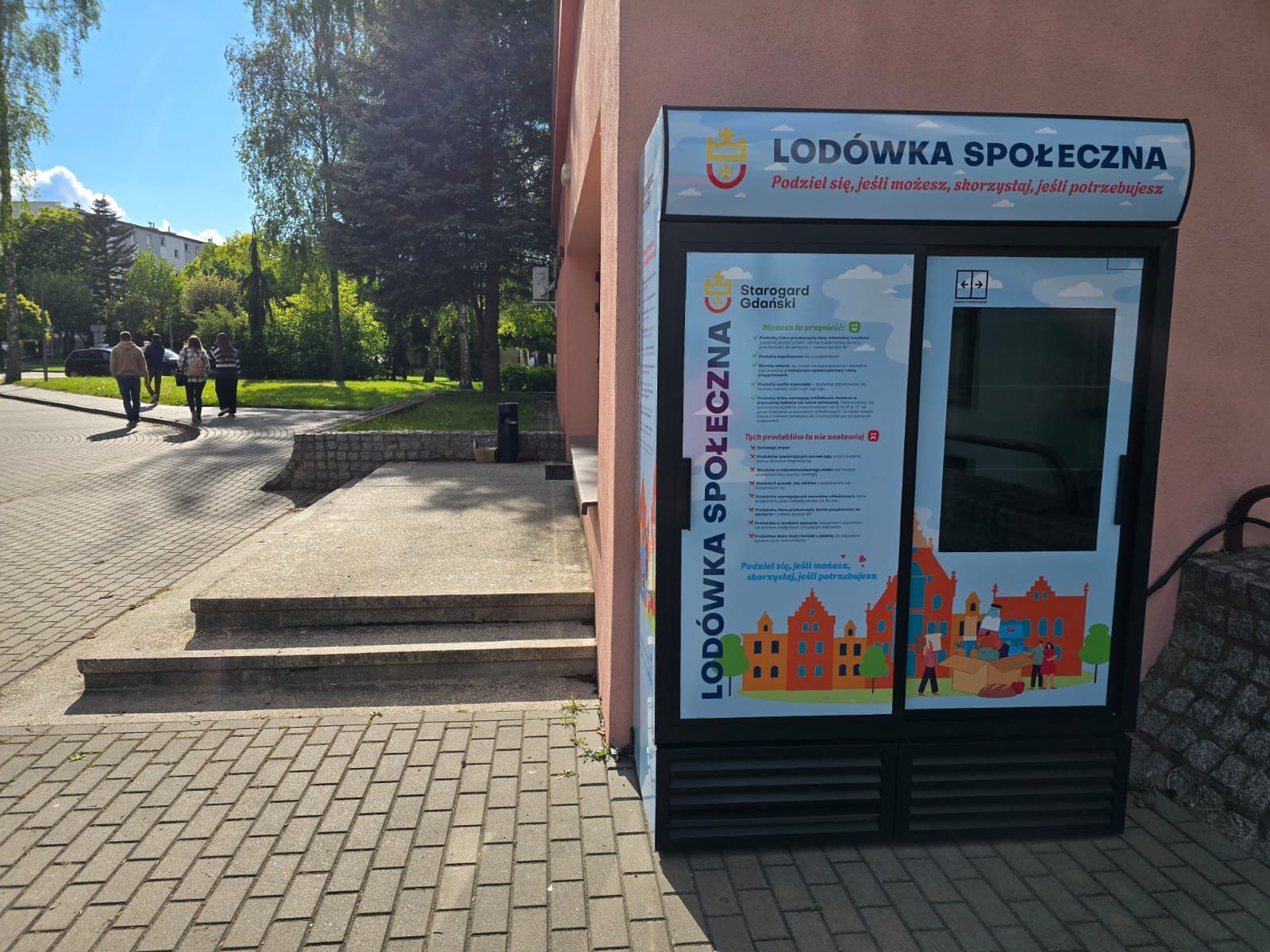 Lodówki społeczne to miejsca, w których można podzielić się jedzeniem