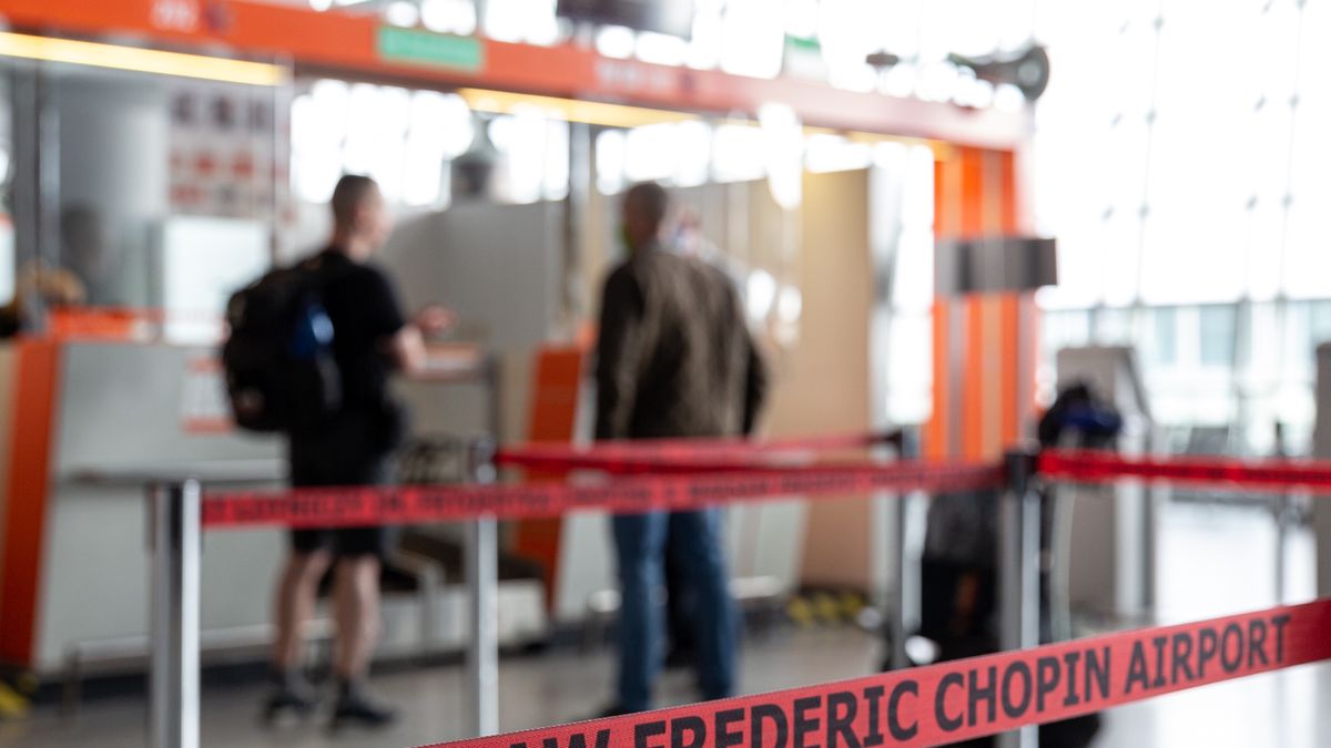 Pasażerowie po pandemii wracają do latania. Wojna w Ukrainie sprawi, że ceny biletów mogą pójść w górę 