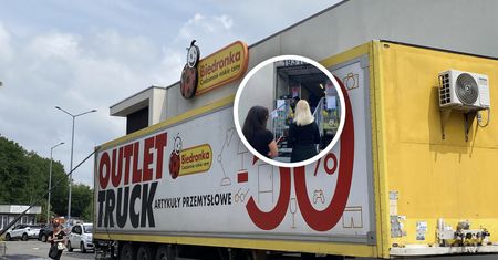 Chaos w naczepie Biedronki. Przed wejściem kolejki. Duże przeceny