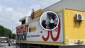 Chaos w naczepie Biedronki. Przed wejściem kolejki. Duże przeceny